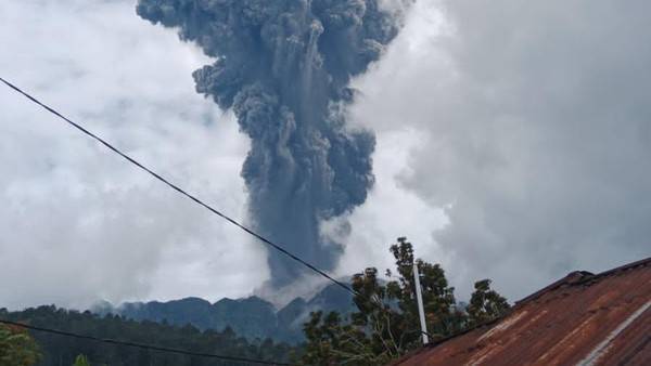 Gunung Marapi Sumbar Kembali Erupsi Diiringi Dentuman Keras