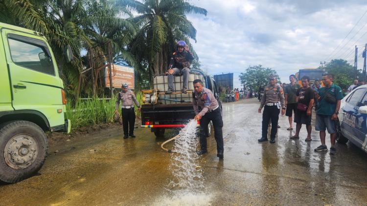 CPO Basahi Jalan Lintas Duri, Polantas Bengkalis Tangani Tabrakan Beruntun 4 Truk Fuso