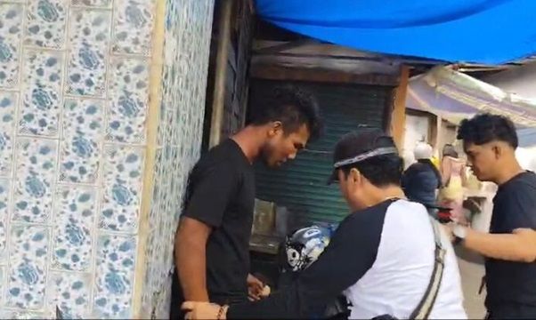 Panik Digrebek Polisi, Pengedar Narkoba di Pekanbaru Buang Sabu ke Atap Mushalla