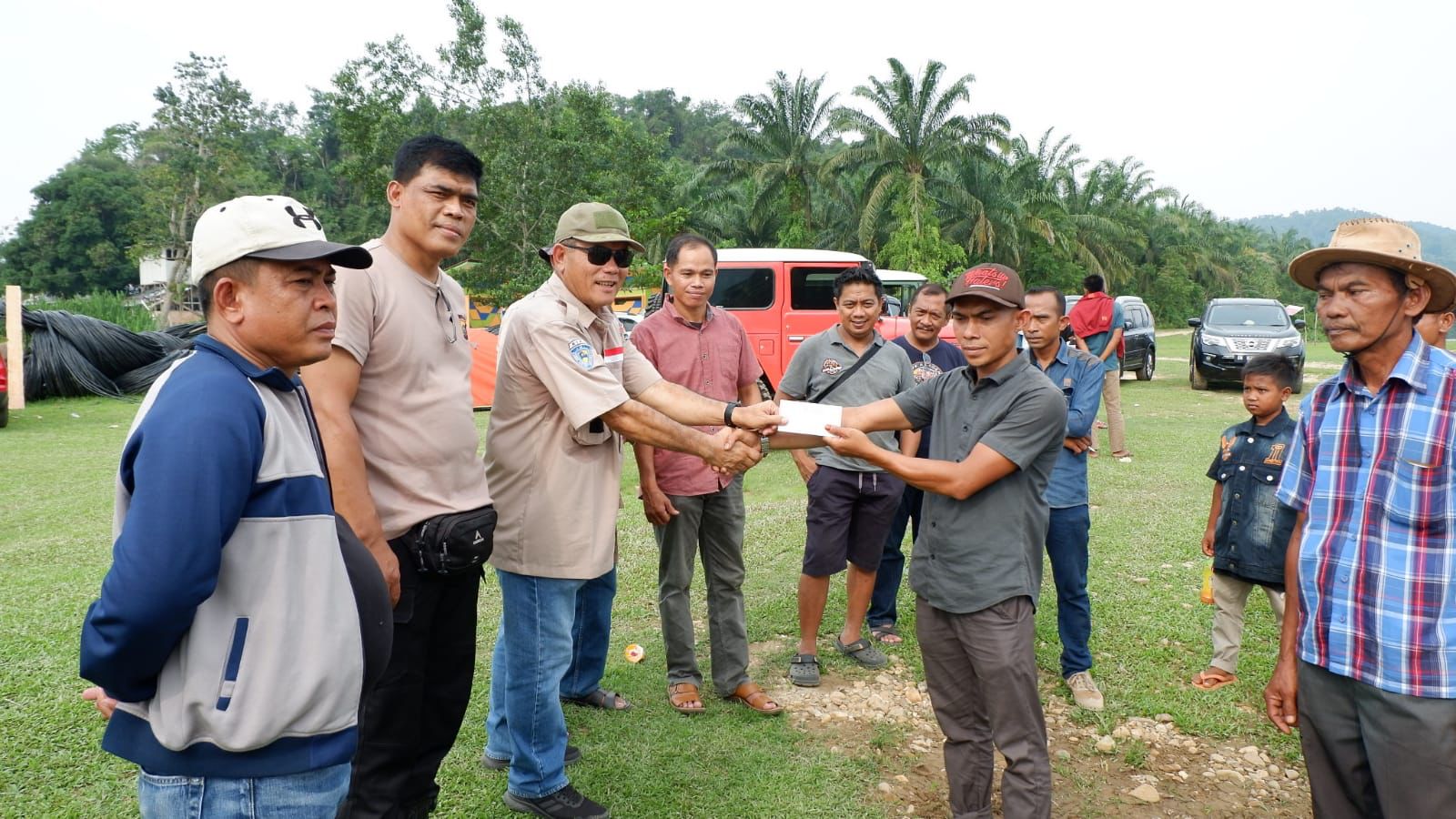 Desa Binaan Diterpa Bencana Banjir, TLCI #2 Riau Droping Bansos & Gerakkan Perekonomian