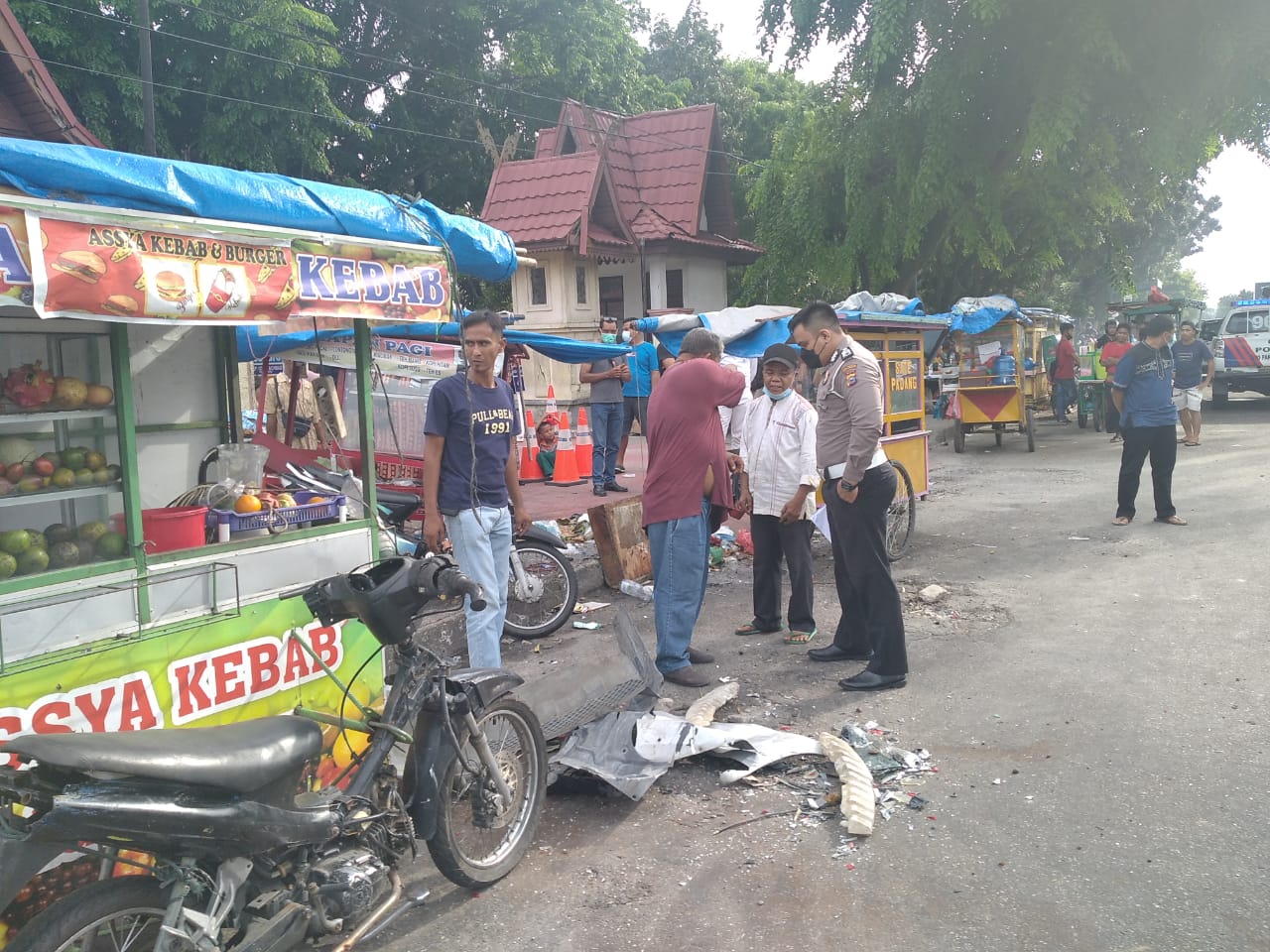 Dua Mobil Kecelakaan Beruntun Seruduk Pedagang di Pintu Masuk RS Arifin Ahmad