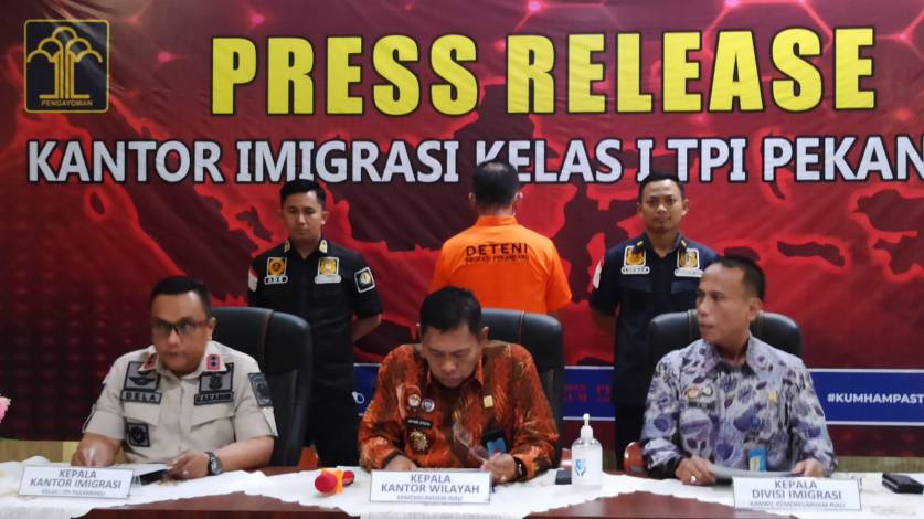 Imigrasi Pekanbaru Amankan Tiga WNA Malaysia, Satu Orang Miliki KTP Bengkalis