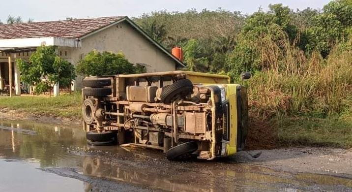 Rusak dan tak Diurus Pemrpov Riau, Jalan Provinsi di Kuansing Sering Picu Kecelakaan