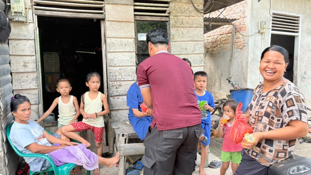 KBM Kelompok 6 FH UNILAK Gelar Gotong Royong dan Kegiatan Keagamaan
