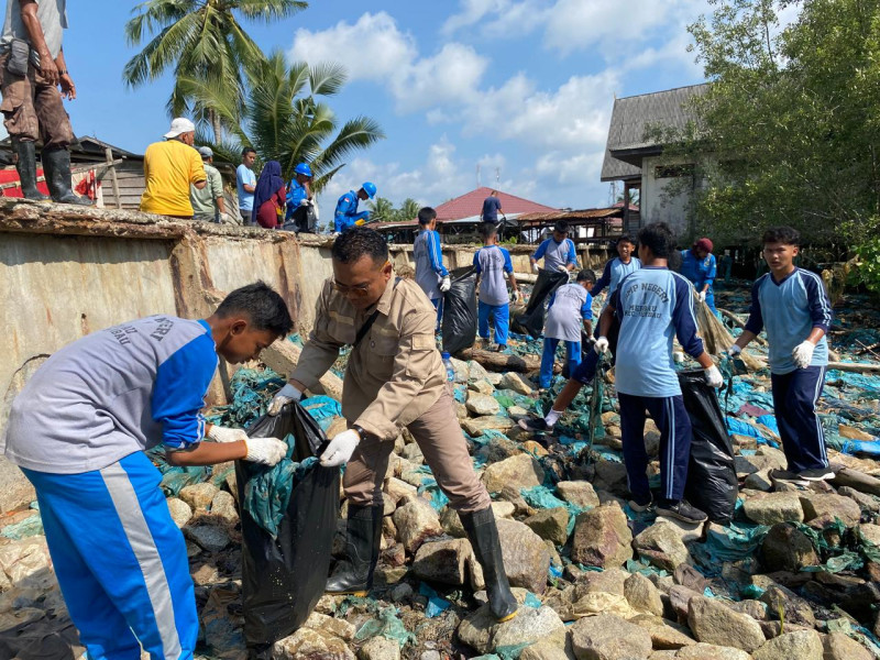 PT. ITA Kolaborasi LPMK Teluk Belitung dan UPIKA Merbau Galakkan Aksi Bersih Pantai