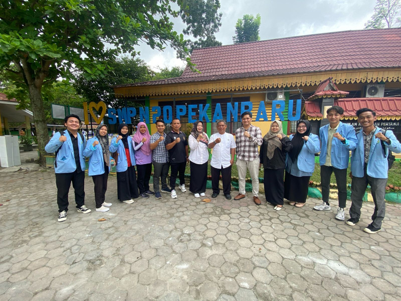 SMP N 20 Pekanbaru Terima Penyerahan Mahasiswa Asistensi Mengajar FKIP Universitas Riau