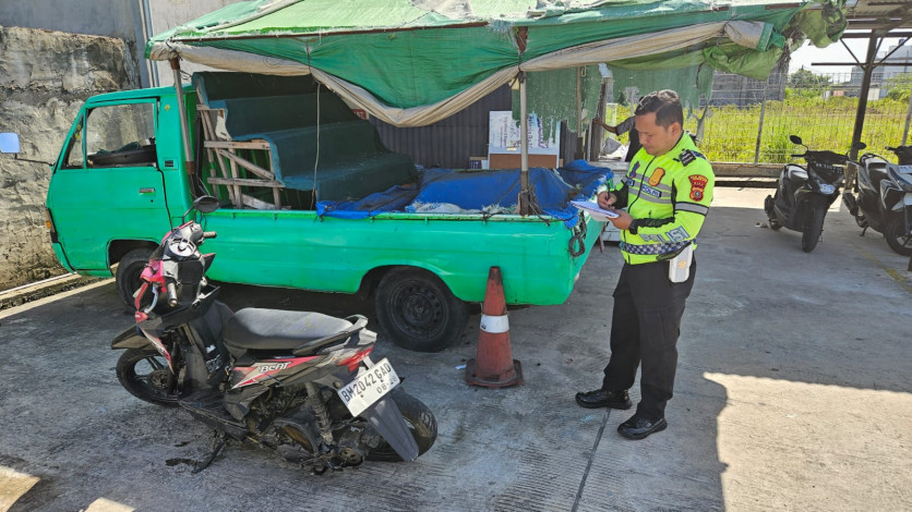 Motor Tabrak Mobil Box Indomaret di Pekanbaru, Satu Orang Terluka