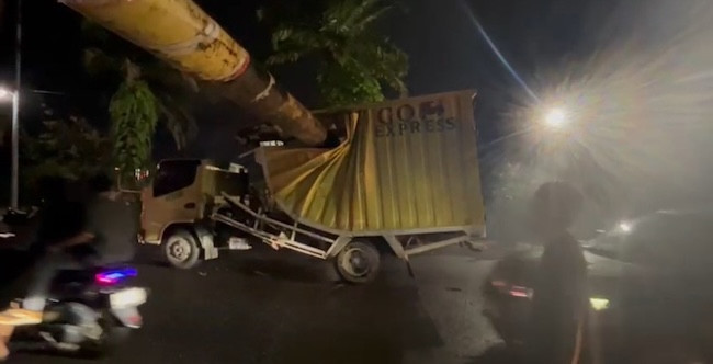 Minim Lampu Jalan, Truk Kontainer Lagi-Lagi Tersangkut di Portal Jembatan Siak I