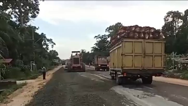 Dinas PU Siak Meradang, Peron Sawit Tak Berizin Hingga Akibatkan Jalan Rusak di Sungaiapit