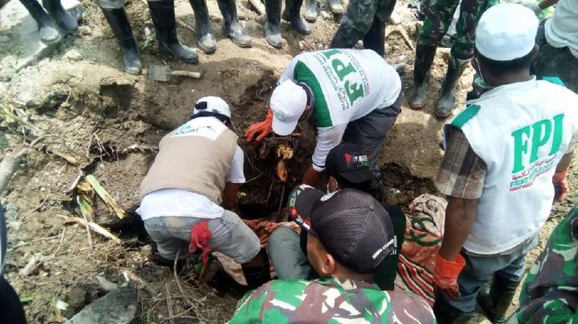 Relawan FPI Terjebak Longsor Hingga Pingsan di Sigi Palu