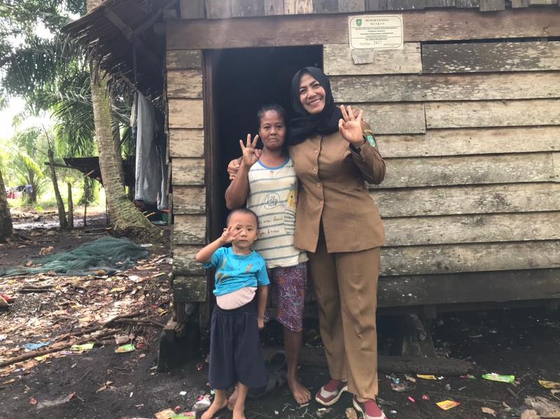 Kades Bantan Timur Dampingi Tim Statistik Mendata Ulang Warganya yang  Hidup Dibawah  Garis Kemiskin
