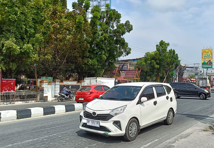 Atasi Macet,  Halaman Kantor Camat Bukit Raya dan Bangunan Warga Terpaksa Dipangkas