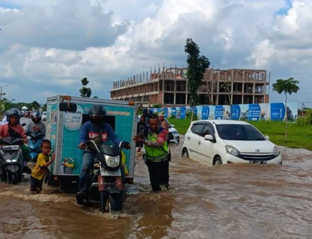Banjir Semakin Tinggi, Polisi Imbau Pengendara Tidak Melewati Jembatan Siak 4 Pekanbaru