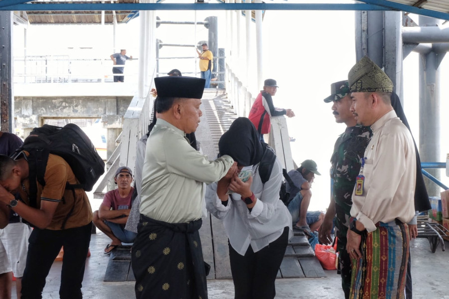 Lepas Keberangkatan 3 Pelajar Kepulauan Meranti ke Paskibraka Riau, Ini Pesan Plt Bupati Asmar