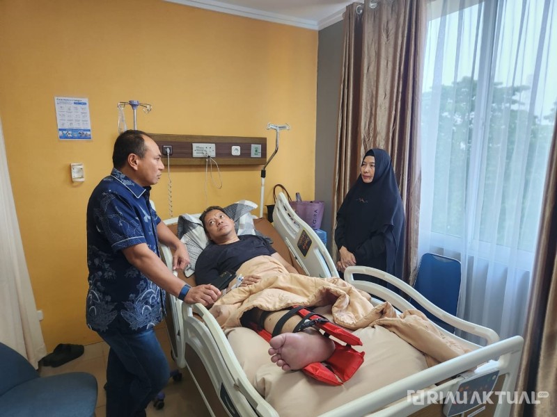 Usai Ditabrak Pebalap Liar, Wakapolres Kuansing Dijenguk Kapolda Riau