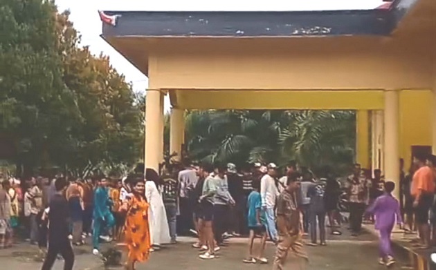 Ratusan Warga Rantau Kopar, Rohil Geruduk Rumah Terduga Bandar Narkoba dan Polsek