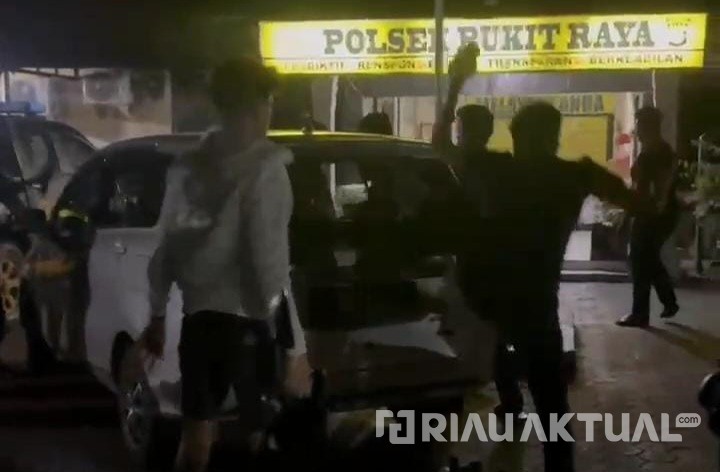 Aksi Brutal Debt Collector di Halaman Polsek Bukit Raya Terekam Kamera