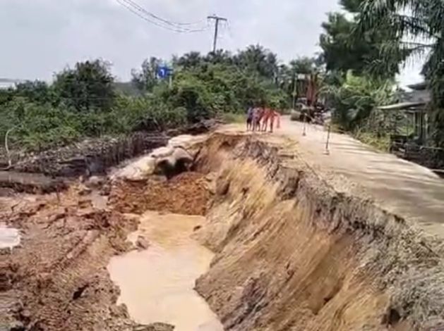 Jalan Lintas Rengat-Tembilahan Longsor, PUPR-PKPP Riau Turunkan Tim