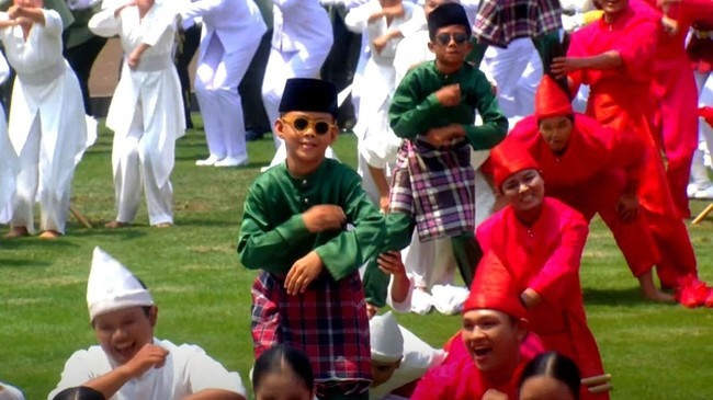 Tarian Pacu Jalur Meriahkan HUT ke-80 RI di Istana Negara, Presiden Ikut Bergoyang