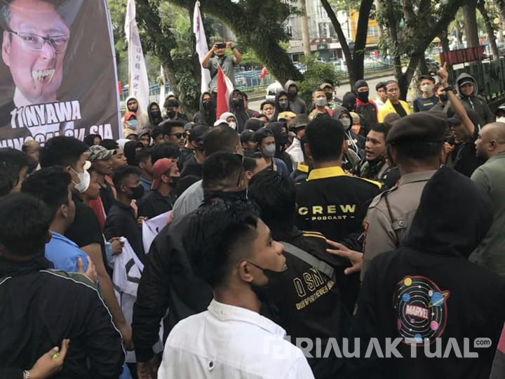Aksi Ricuh, Wakil Ketua DPRD Riau Syafaruddin Poti Ditarik dari Kerumunan