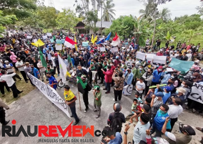 Ratusan Mahasiswa dan Masyarakat Unjuk Rasa Di DPRD Kepulauan Meranti