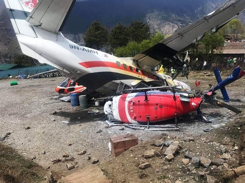Pesawat Tabrak 2 Helikopter di Bandara Dekat Everest, 3 Orang Tewas
