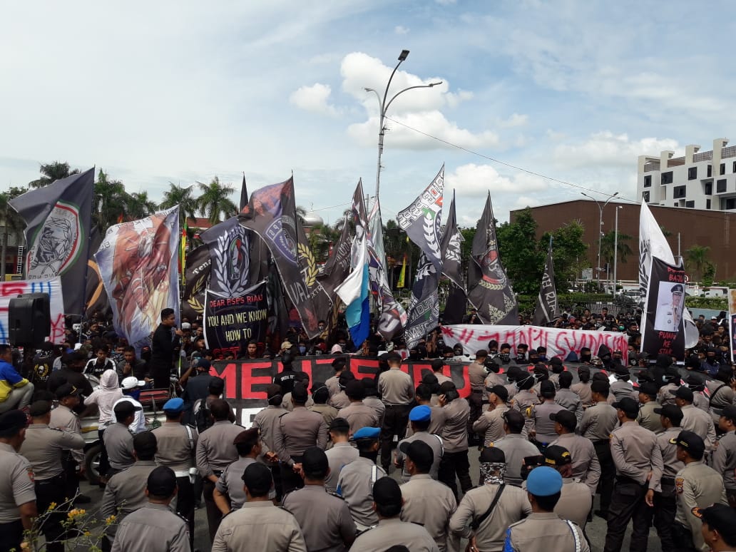 Ratusan Suporter PSPS Riau Demo Kantor Gubernur