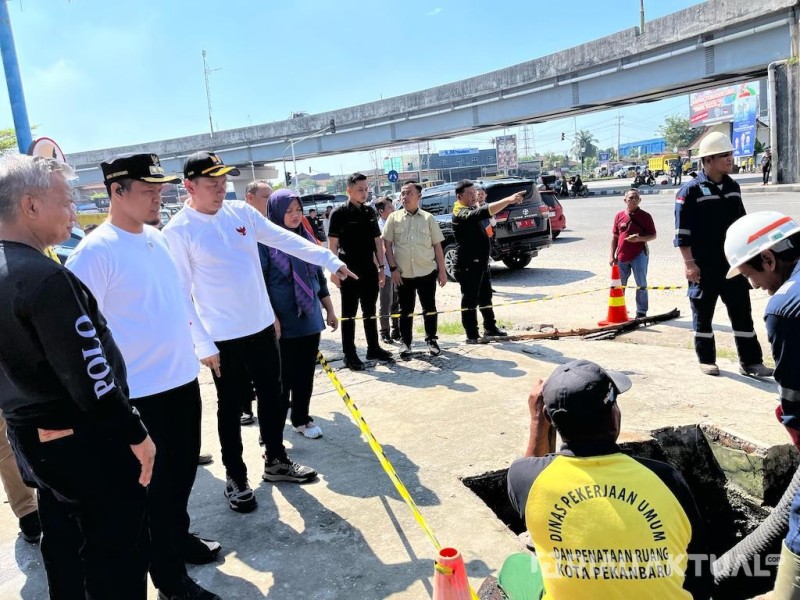 Pemko Pekanbaru Tanggulangi Banjir di Kawasan Flyover Arengka, Mobil Sedot Lumpur Diturunkan
