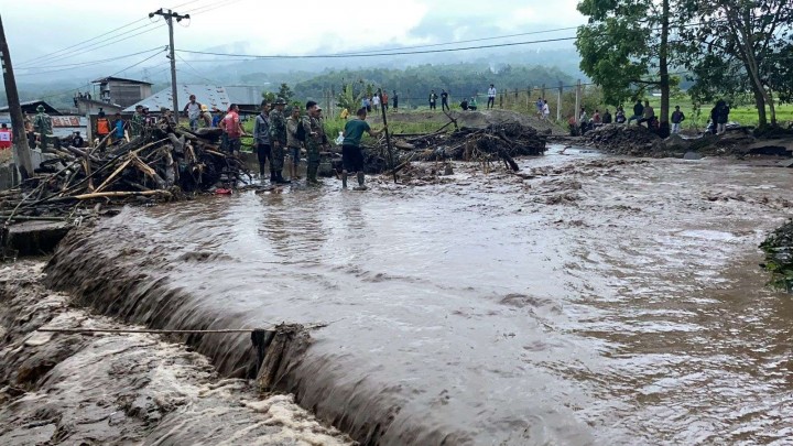 Banjir Lahar Dingin Gunung Marapi Sumbar Akibatkan Putusnya Jalan Bukittinggi-Padang Panjang