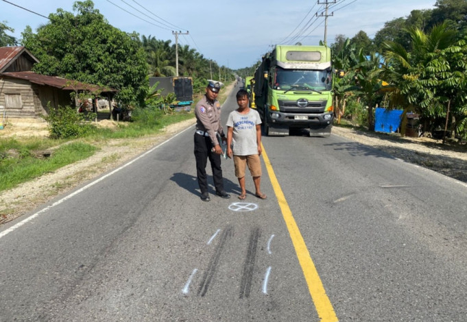 Kurang Konsentrasi, PNS Asal Pekanbaru Tabrak Truk Tronton di Pelalawan