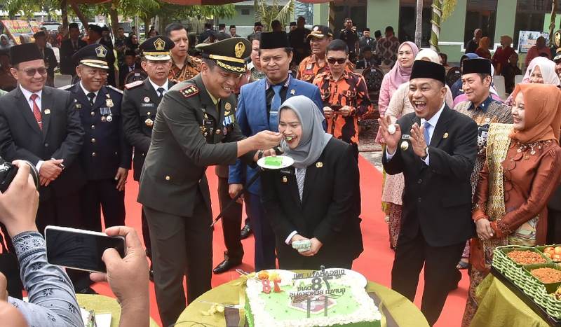 Hadiahi KUE di HUT ke-78 TNI, Bupati Kasmarni Berharap Teruslah Menjadi Patriot Tangguh