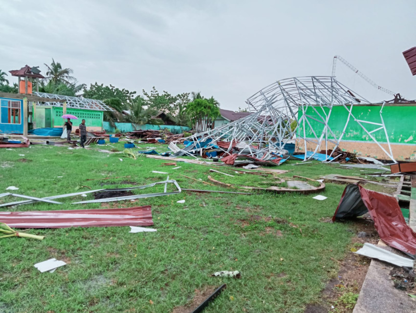 Angin Kencang Melanda Desa Api Api, SMPN 1 Banlak Rusak Parah