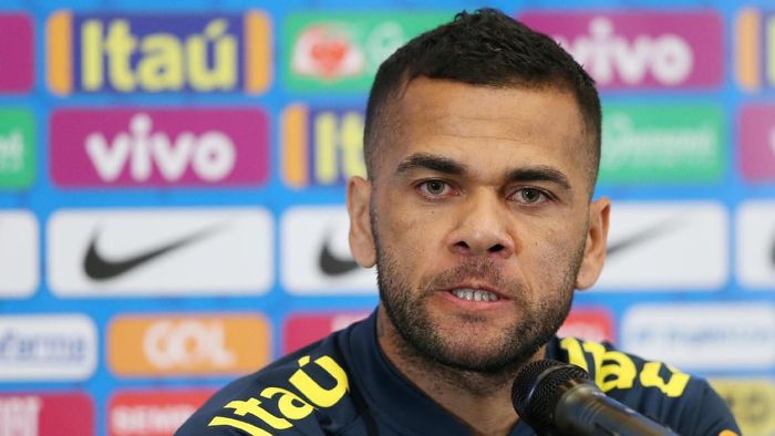 Tertarik Gabung Sevilla Lagi, Alves?