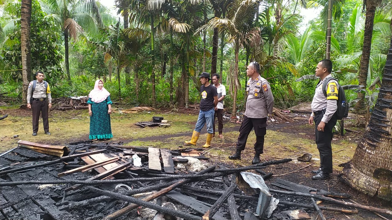 Polsek Rangsang Bantu Warga Korban Rumah Terbakar di Desa Kedaburapat