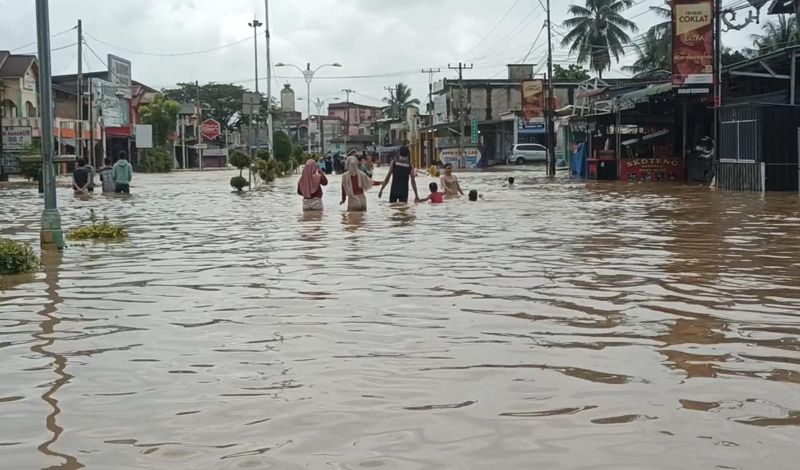 Ribuan Rumah di Rohul Terendam Banjir, Jalan Lintas Riau-Sumut Putus