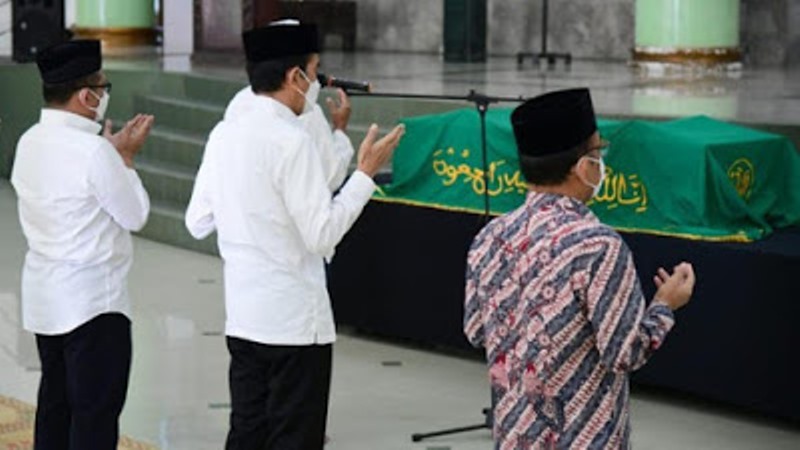 Jokowi Melayat Artidjo Alkostar: Kita Kehilangan Putra Terbaik Bangsa