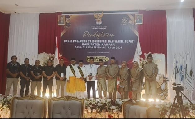 Diantar UAS, Repol-Ardo Resmi Mendaftar di KPU Maju Pilkada Kampar 2024