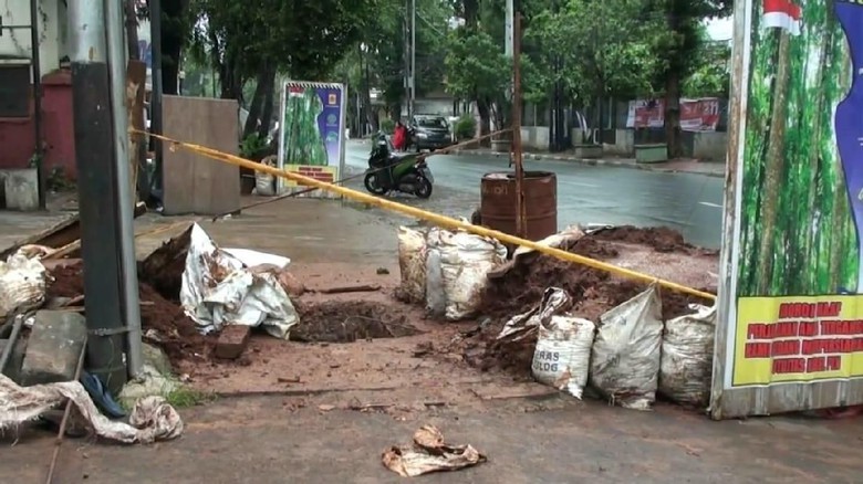 Seorang Pekerja Tewas Tersetrum Listrik di Galian di Kemang