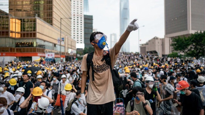 Demonstran Hong Kong Pukuli Polisi Saat Berunding