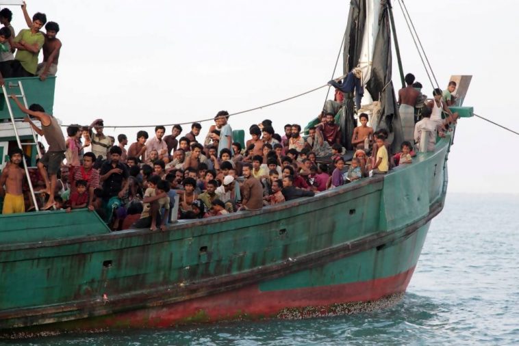 Puluhan Rohingya Ditahan Saat Naik Kapal Menuju Malaysia