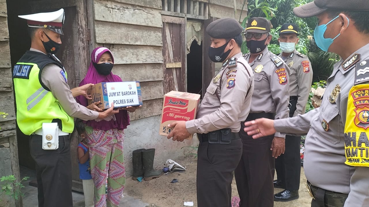Polsek Kandis Sambangi Warga Kurang Mampu Berikan Sejumlah Paket Sembako