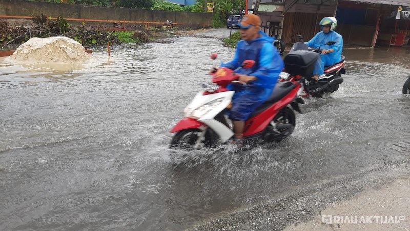 Jalan Direndam Banjir, BPBD Klaim Tidak Ada Rumah Terdampak di Pekanbaru
