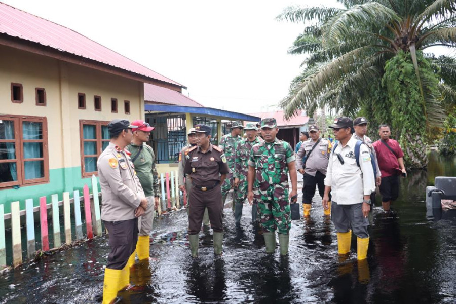 Kajari Bengkalis Salurkan Bantuan Warga Terdampak Banjir di Sungai Linau