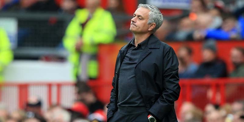 Fans MU: Pecat Mourinho Sekarang Juga!
