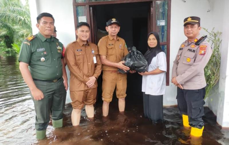 Camat Bantan Salurkan Paket Sembako Kepada Warga yang Terkena Musibah Banjir