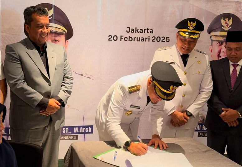 Usai Dilantik jadi Wako Pekanbaru, Agung Teken Perwako Turunkan Tarif Parkir Hanya Rp1.000