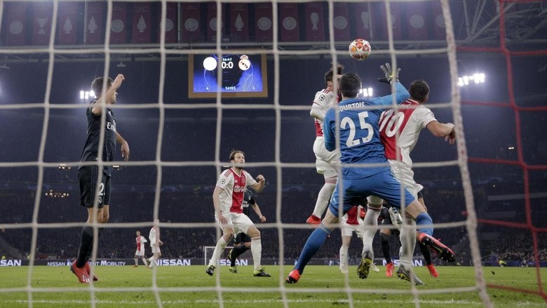 Alasan Wasit dan VAR Batalkan Gol Ajax ke Gawang Madrid