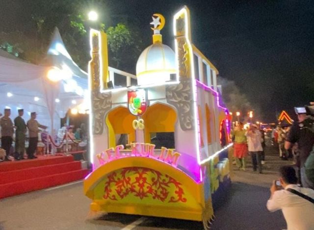 Dilepas Pj Walikota, Puluhan Mobil Hias Meriahkan Pawai Takbir Idul Fitri di Pekanbaru