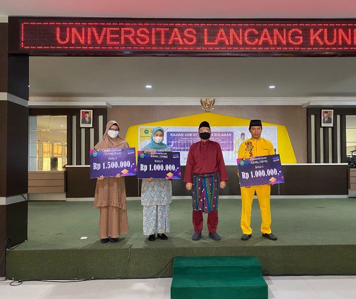 Jurnal Unilak Naik Peringkat di Sinta, Rektor Berikan Penghargaan Kepada Chief Editor