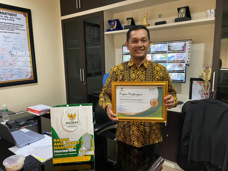 Wakil Rektor II Unilak Terima Penghargaan Dari Baznas Riau